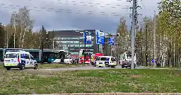 Pikaratikka törmäsi henkilöautoon Helsingissä – kaksi sairaalaan